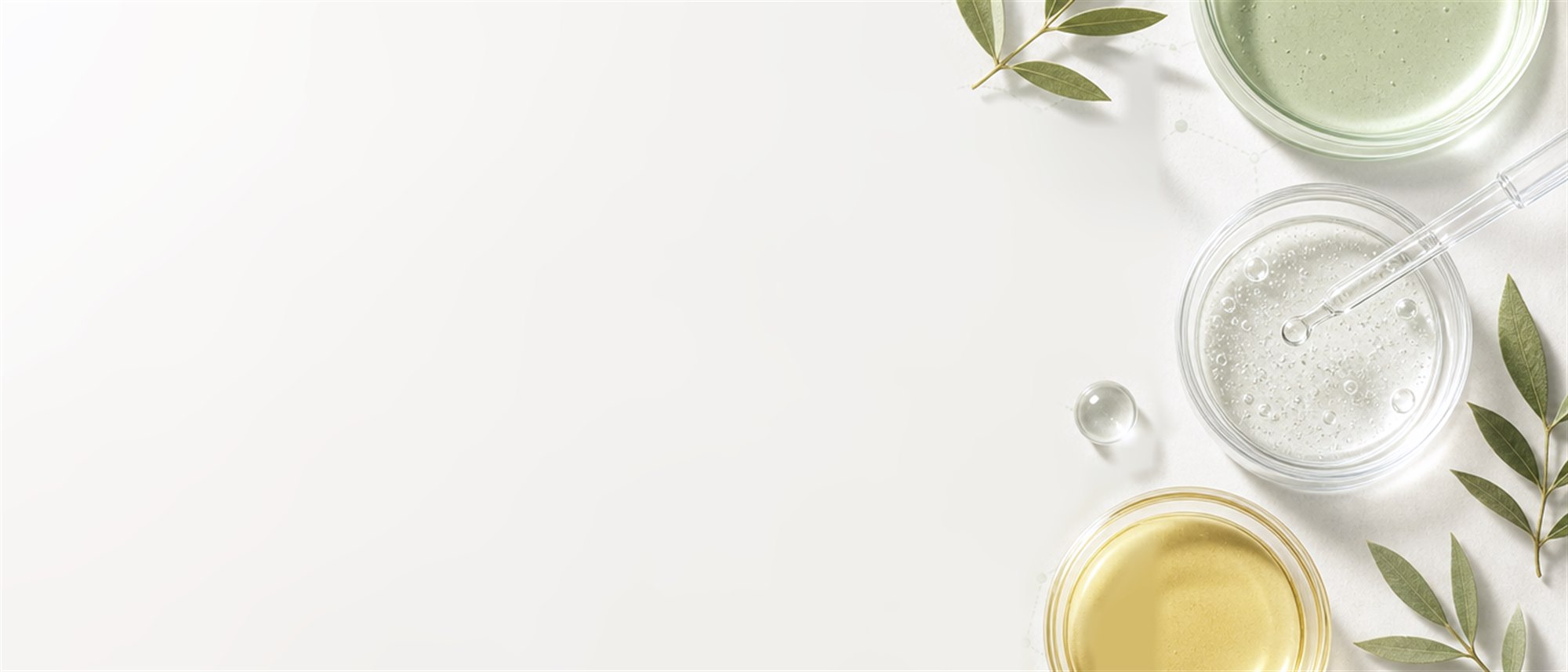 Desarrollo de formulaciones cosméticas: cápsulas con gel, sérum y aceite sobre mesada de laboratorio