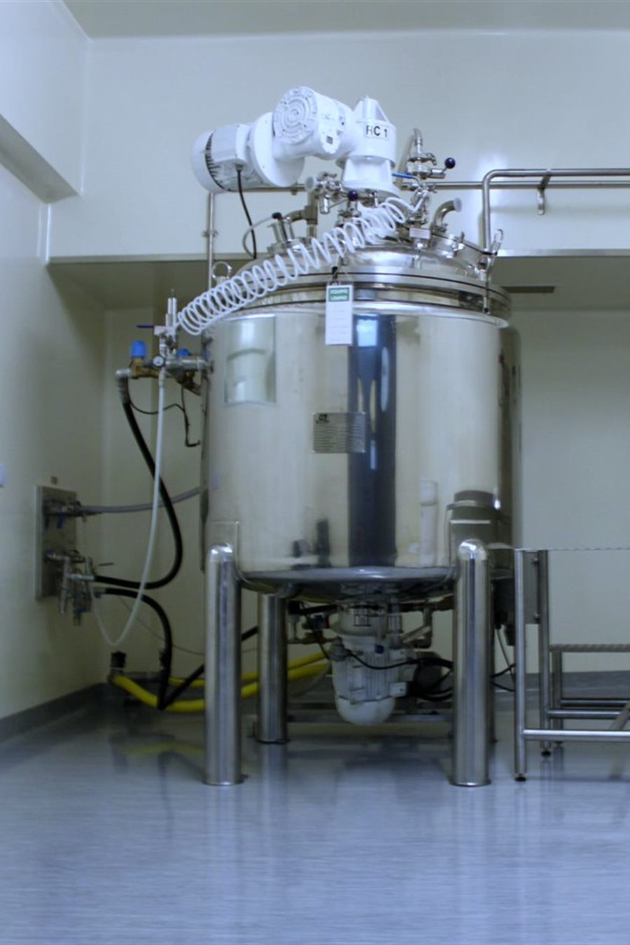 Reactor de acero inoxidable con agitador en la planta de NordestNova